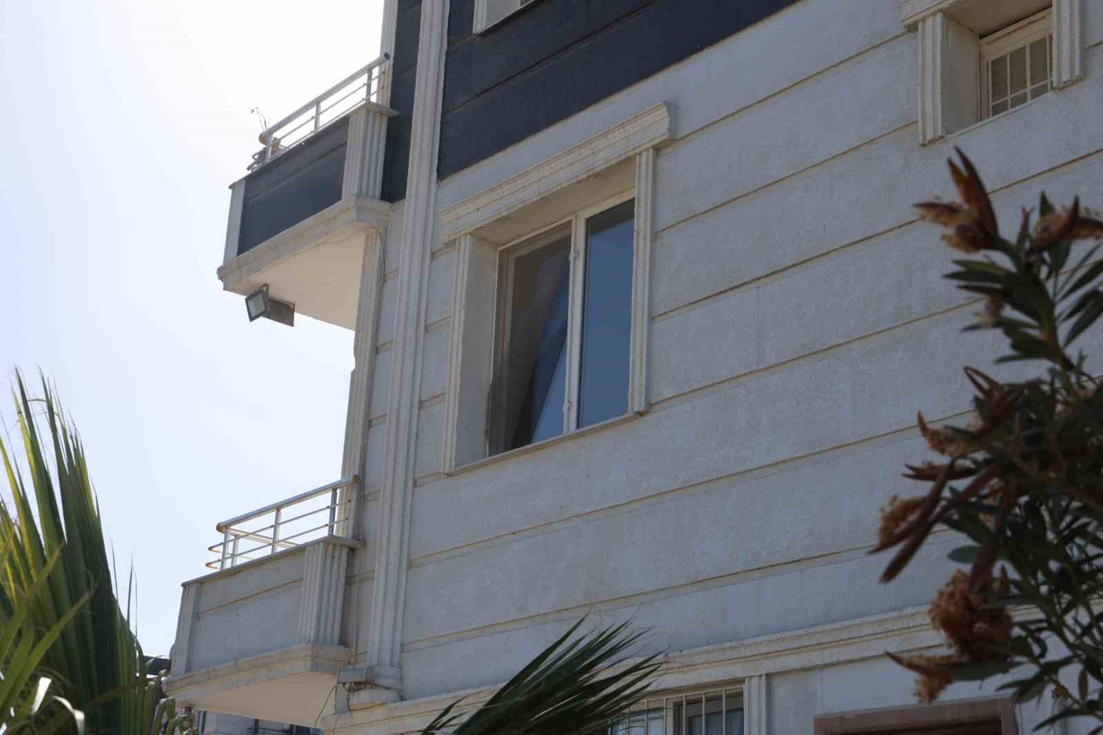 Penceredeki sinekliği parçalayarak evden ayrılan psikolojik rahatsızlıkları bulunan genç sırra kadem bastı
Penceredeki sinekliği parçalayarak evden ayrılan psikolojik rahatsızlıkları bulunan genç sırra kadem bastı