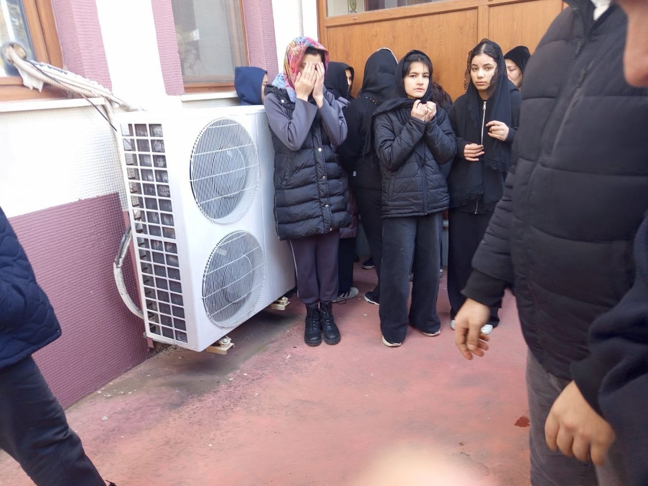 Pencereden düşerek hayatını kaybeden 8. sınıf öğrencisi son yolculuğuna uğurlandı
