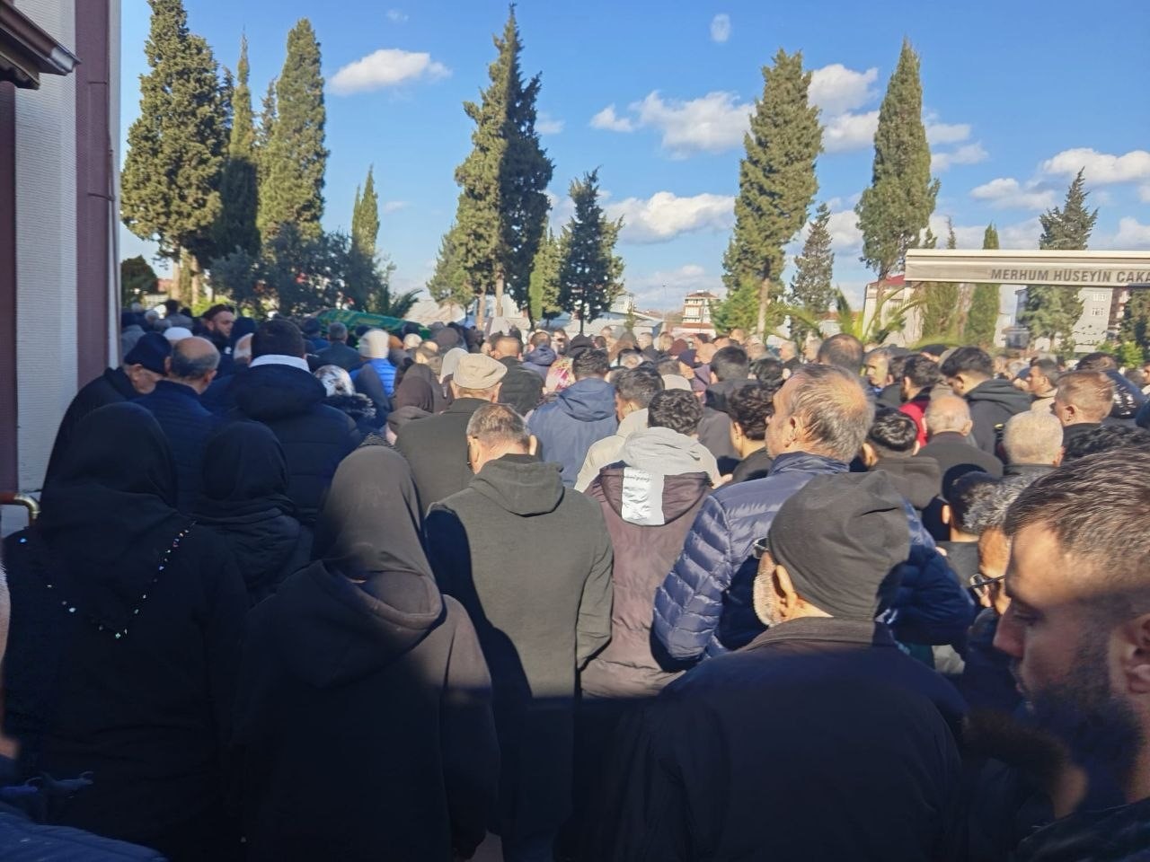 Pencereden düşerek hayatını kaybeden 8. sınıf öğrencisi son yolculuğuna uğurlandı
