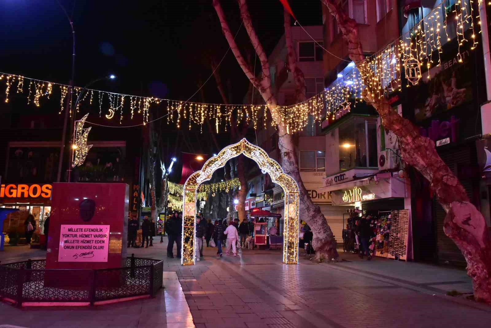 Pendik sokakları Ramazan ayını ışıl ışıl karşılıyor
