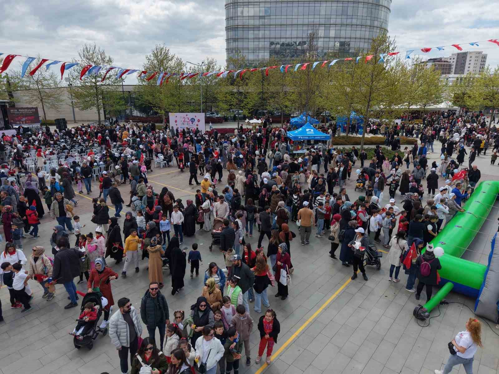 Pendik’te 23 Nisan coşkusunun yaşandığı çocuk şenliği havadan görüntülendi
