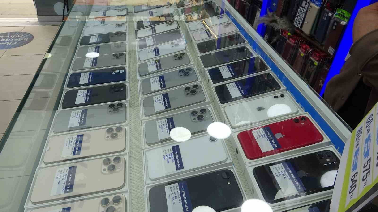 Pendik’te akılalmaz hırsızlık: kova ile dikkat dağıttılar, dükkan boşalınca telefonları çaldılar
