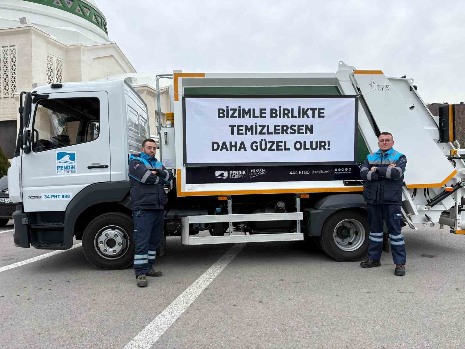 Pendik’te çöp kamyonlarını gören vatandaşlar gözlerine inanamadı
Pendik’te çöp kamyonlarını gören vatandaşlar gözlerine inanamadı