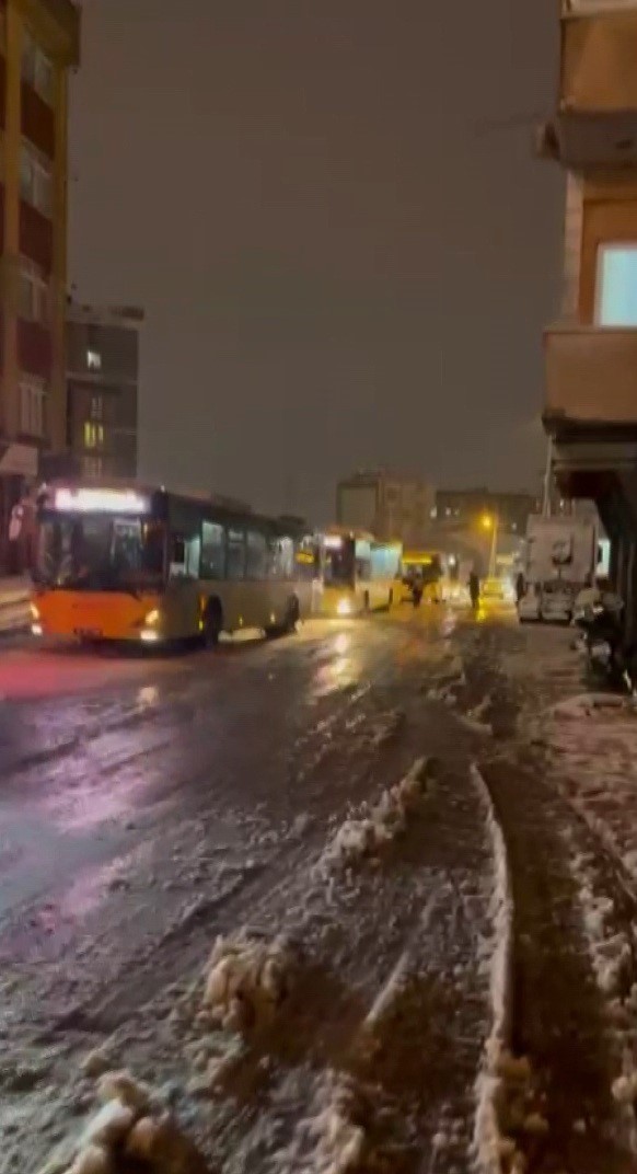 Pendik’te ekipler karları temizledi, lastiği uygun olmayan İETT otobüsü yolda kaldı
