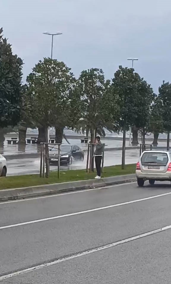 Pendik’te fırtına nedeniyle deniz suyu sahil yoluna vurdu
