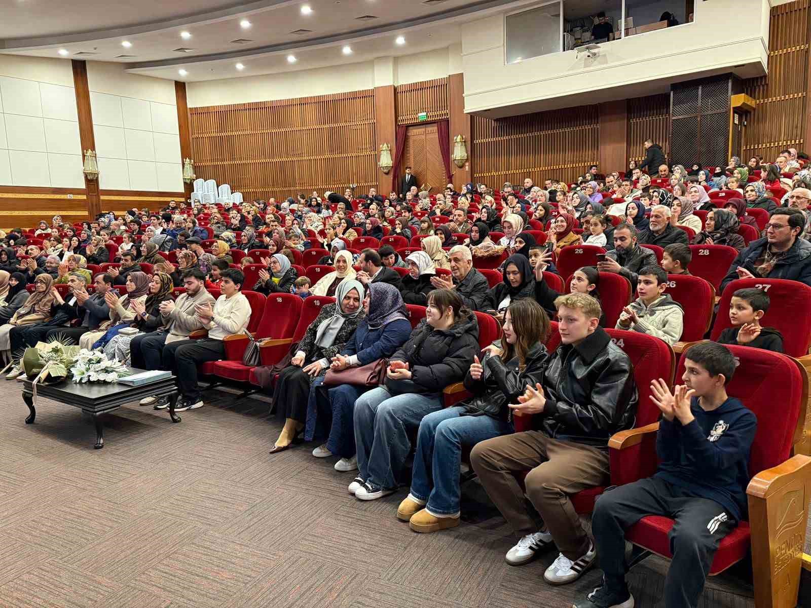 Pendik’te ilahiler ve ezgiler çocukların sesinden yükseldi
