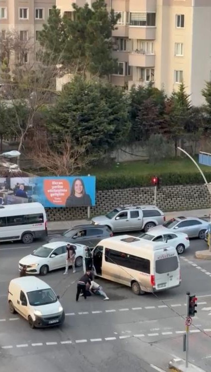 Pendik’te kırmızı ışıkta yol verme kavgası kamerada
