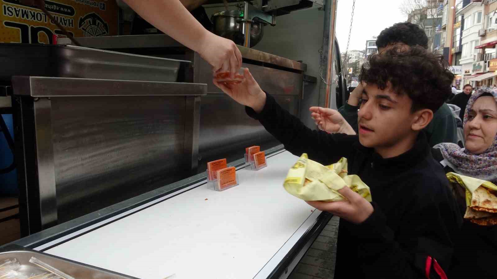 Pendik’te Milli Takım sevinci: 20 bin lokma, 1000 lahmacun dağıtıldı
