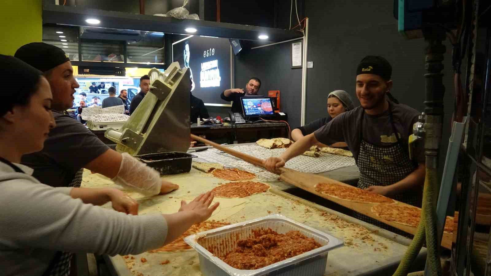 Pendik’te Milli Takım sevinci: 20 bin lokma, 1000 lahmacun dağıtıldı
