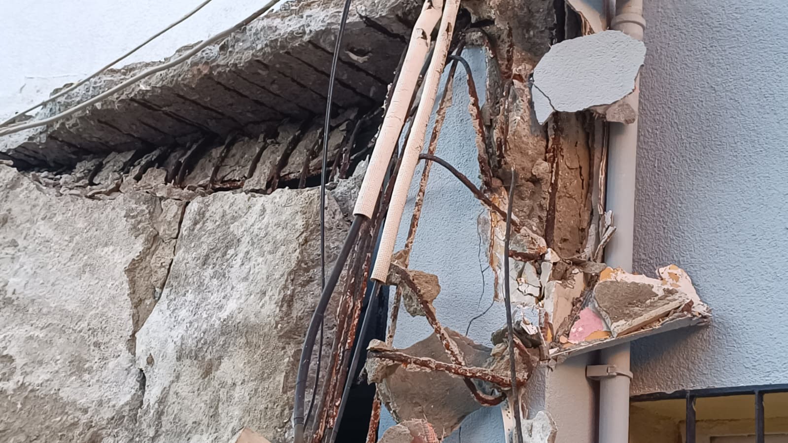 Pendik’te okulun giriş saçağı çöktü: Facianın eşiğinden dönüldü
