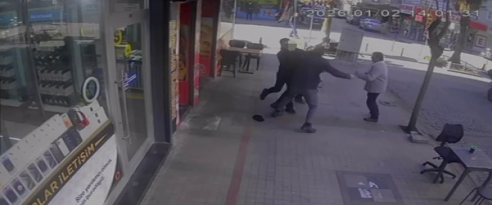 Pendik’te oyuncak silahla kuyumcu soygunu girişimi: Esnaf müdahale etti
