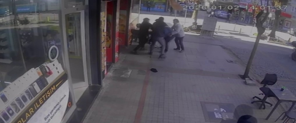 Pendik’te oyuncak silahla kuyumcu soygunu girişimi: Esnaf müdahale etti
