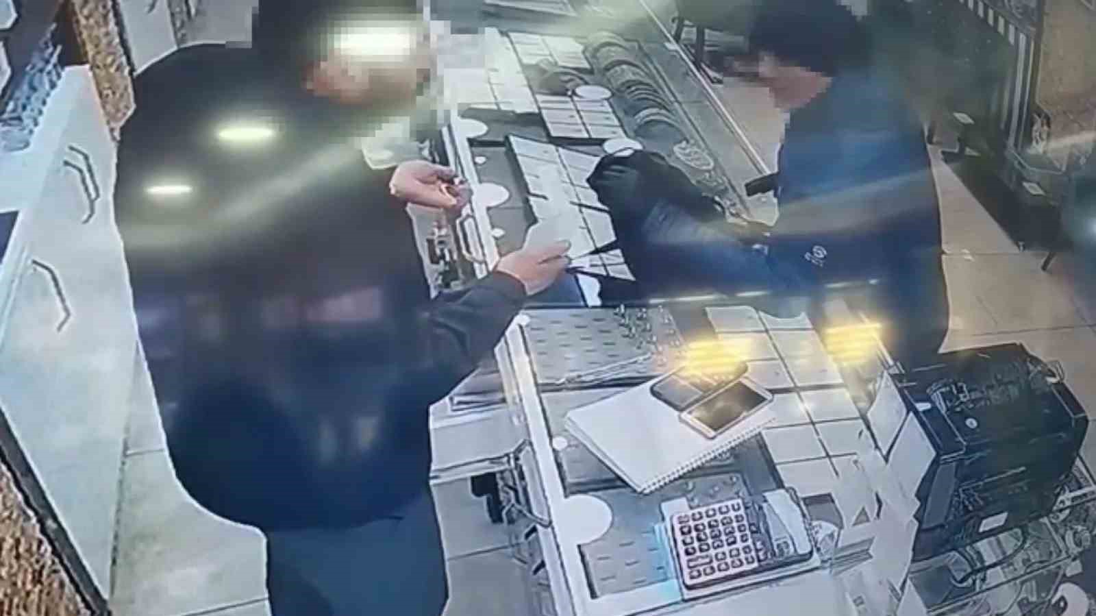 Pendik’te oyuncak silahla soygun girişiminde bulunan şüpheli tutuklandı
Pendik’te oyuncak silahla soygun girişiminde bulunan şüpheli tutuklandı