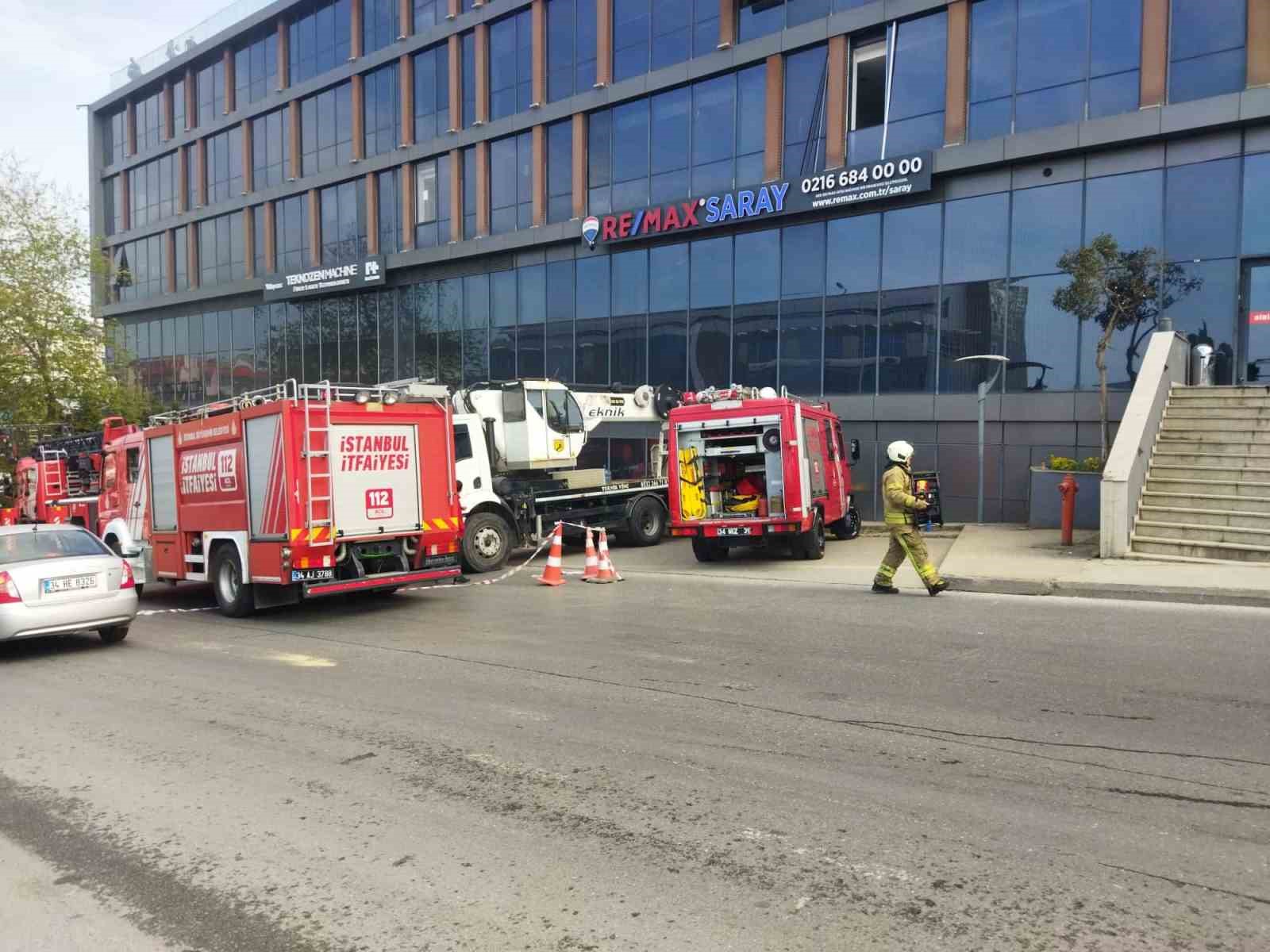 Pendik’te plaza yangını: Dumandan etkilenen vatandaşlar kurtarıldı
