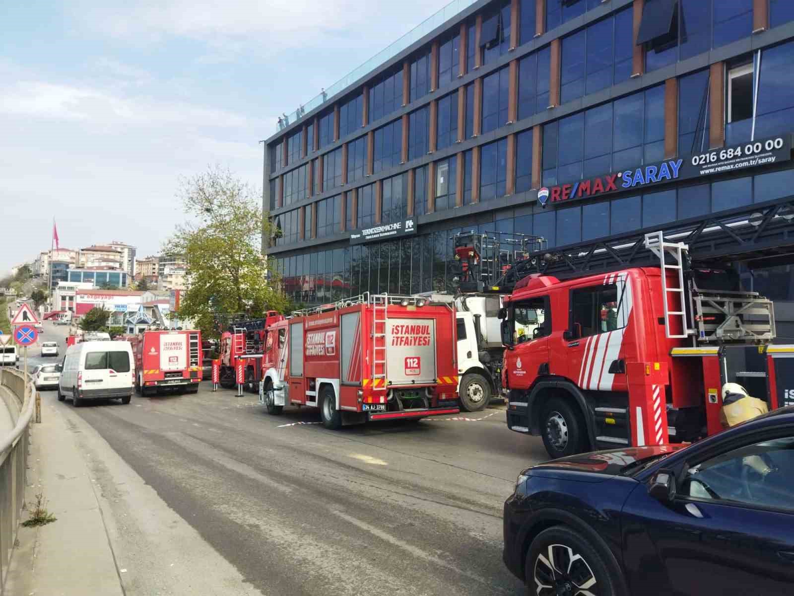 Pendik’te plaza yangını: Dumandan etkilenen vatandaşlar kurtarıldı
