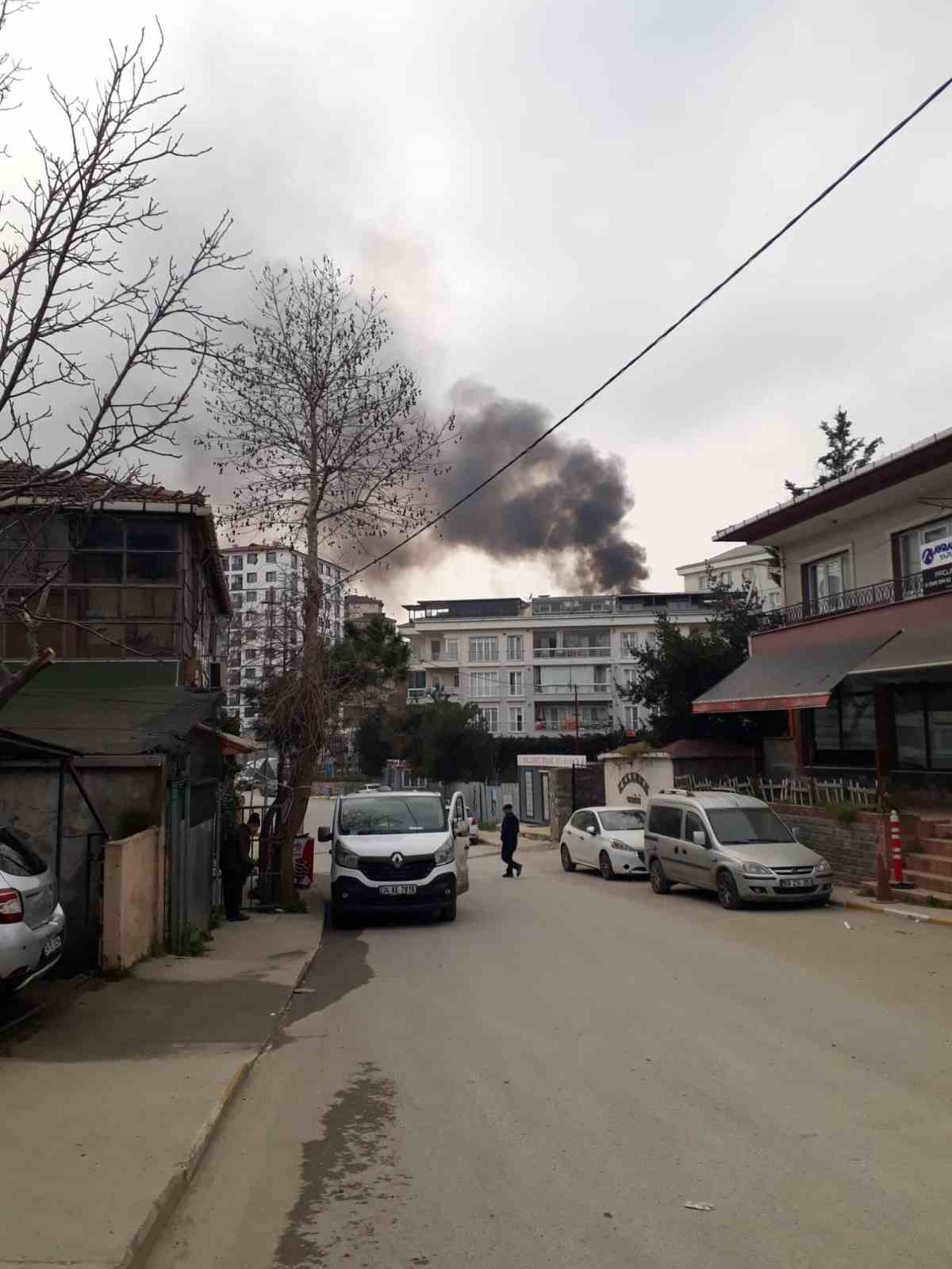Pendik’te tek katlı ev alevlere teslim oldu
