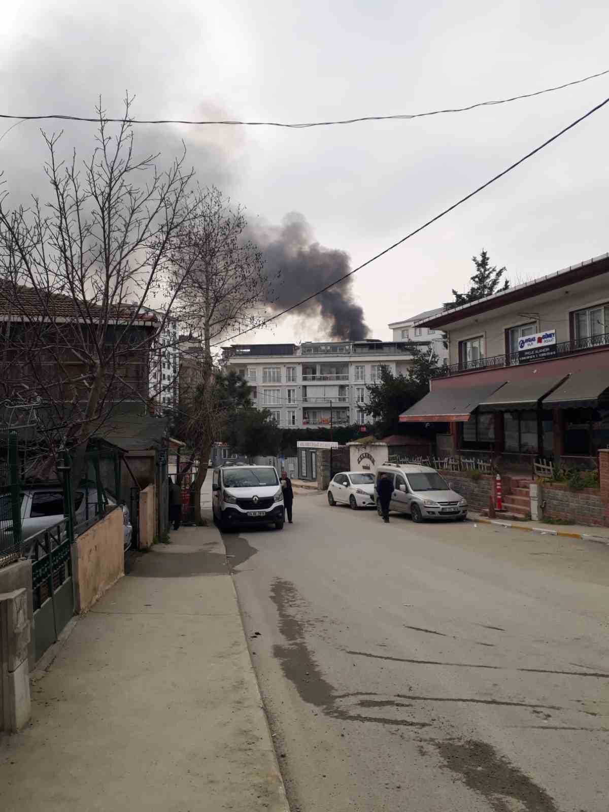 Pendik’te tek katlı ev alevlere teslim oldu
