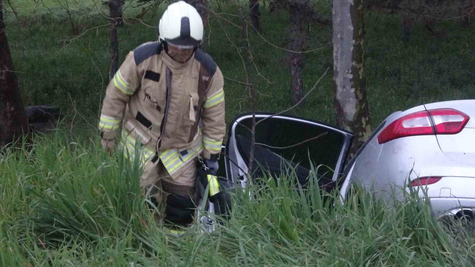 Pendik’te virajı alamayan sürücü ağaca çarptı
