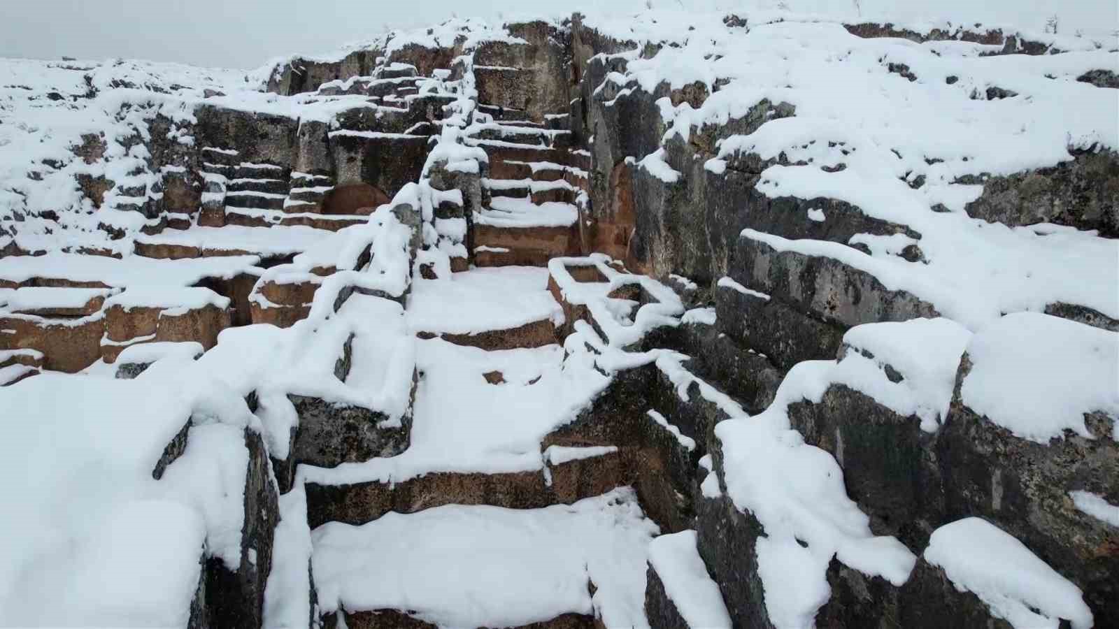 Perre Antik Kenti beyazlara büründü
