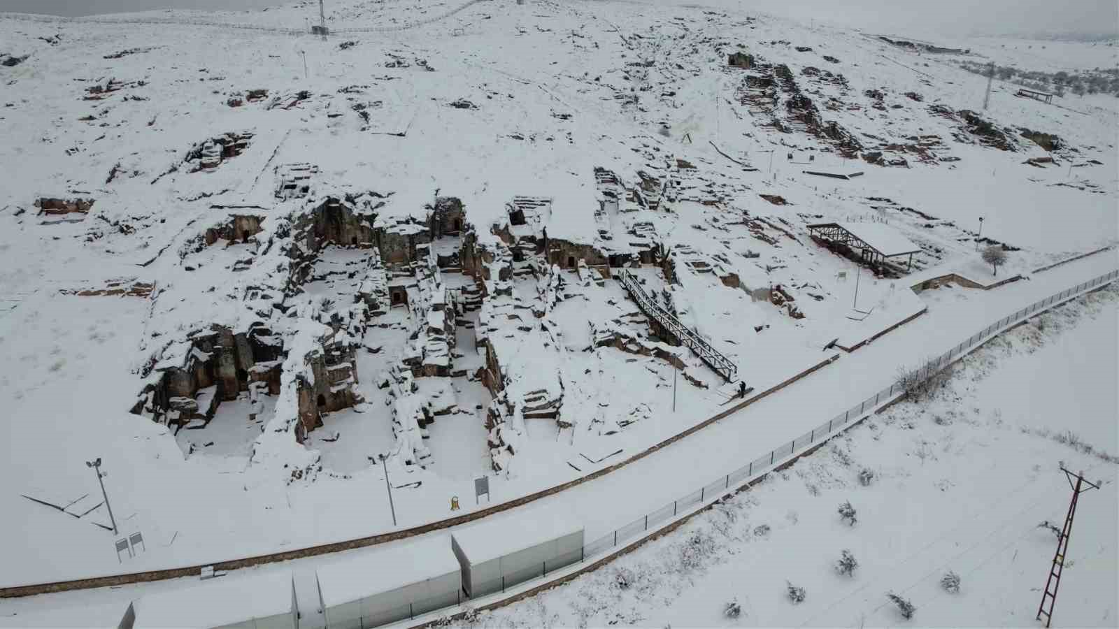 Perre Antik Kenti beyazlara büründü
