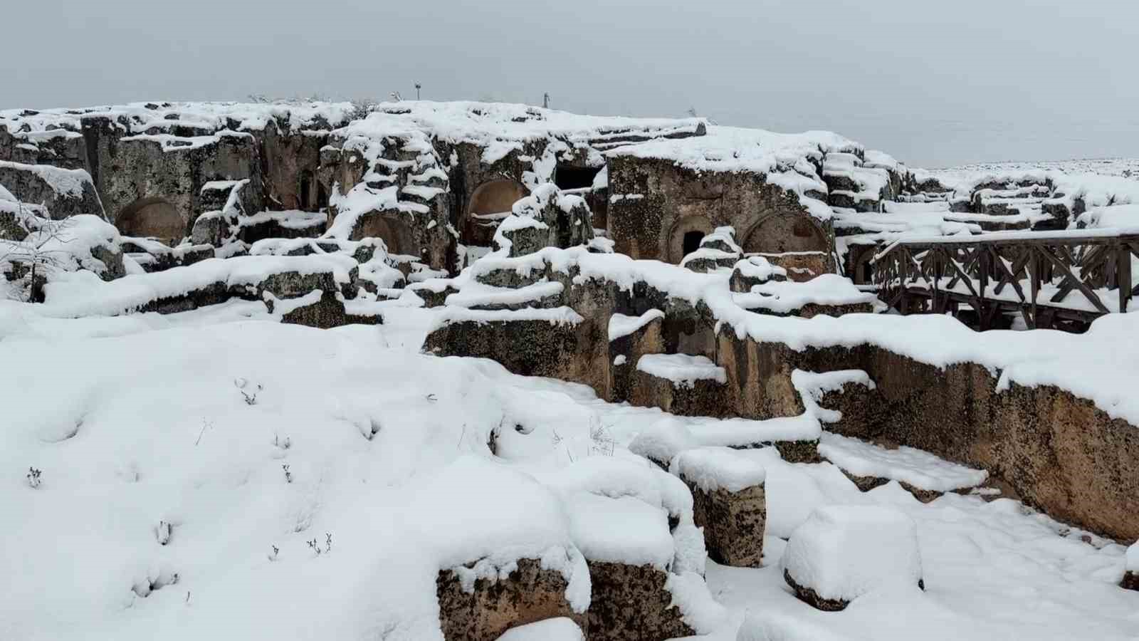 Perre Antik Kenti beyazlara büründü
