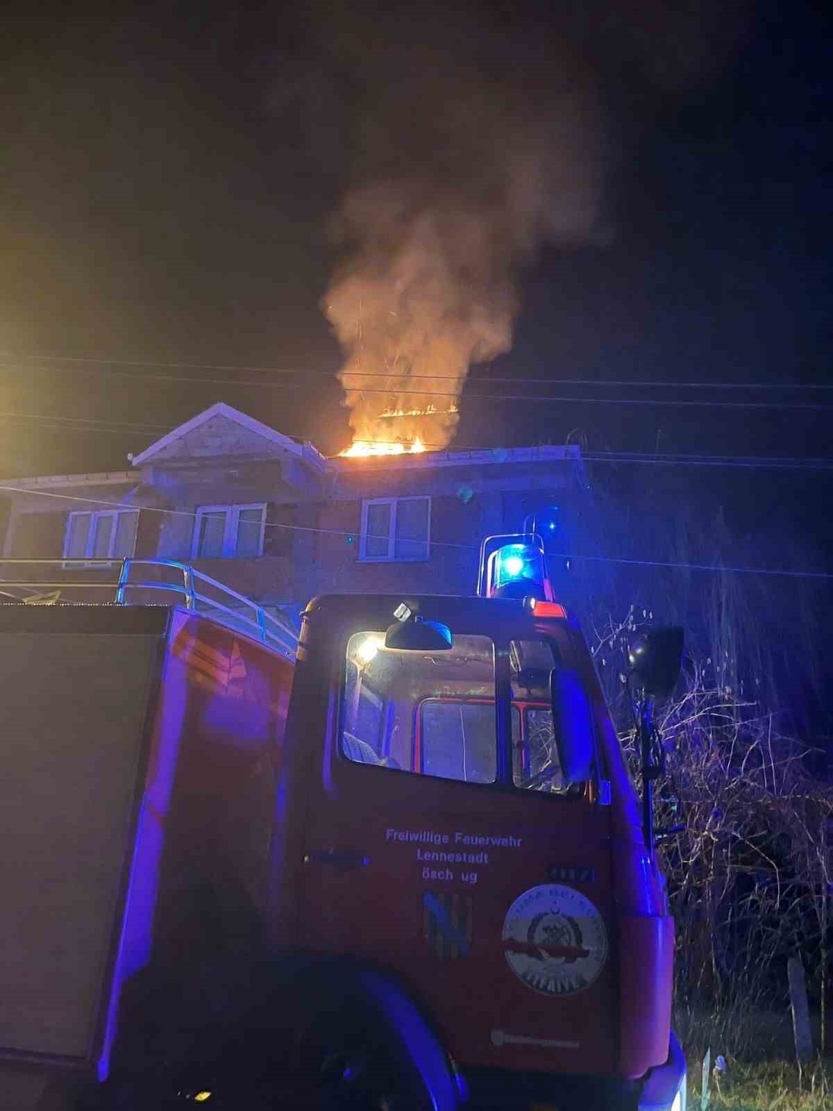 Perşembe’de çatı alevlere teslim oldu
