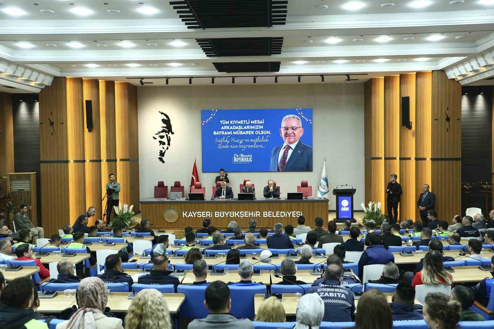 Personeliyle bayramlaşan Başkan Büyükkılıç: "Kayseri Büyükşehir bir marka"
