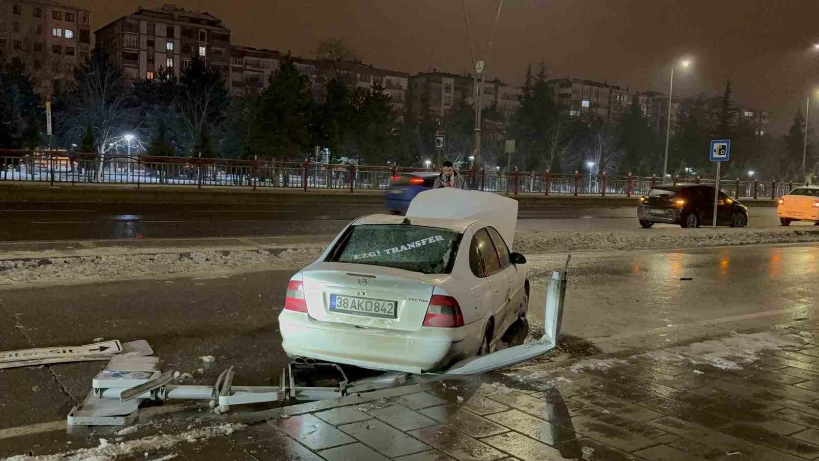 Pert olan otomobilden burnu kanamadan çıktı
