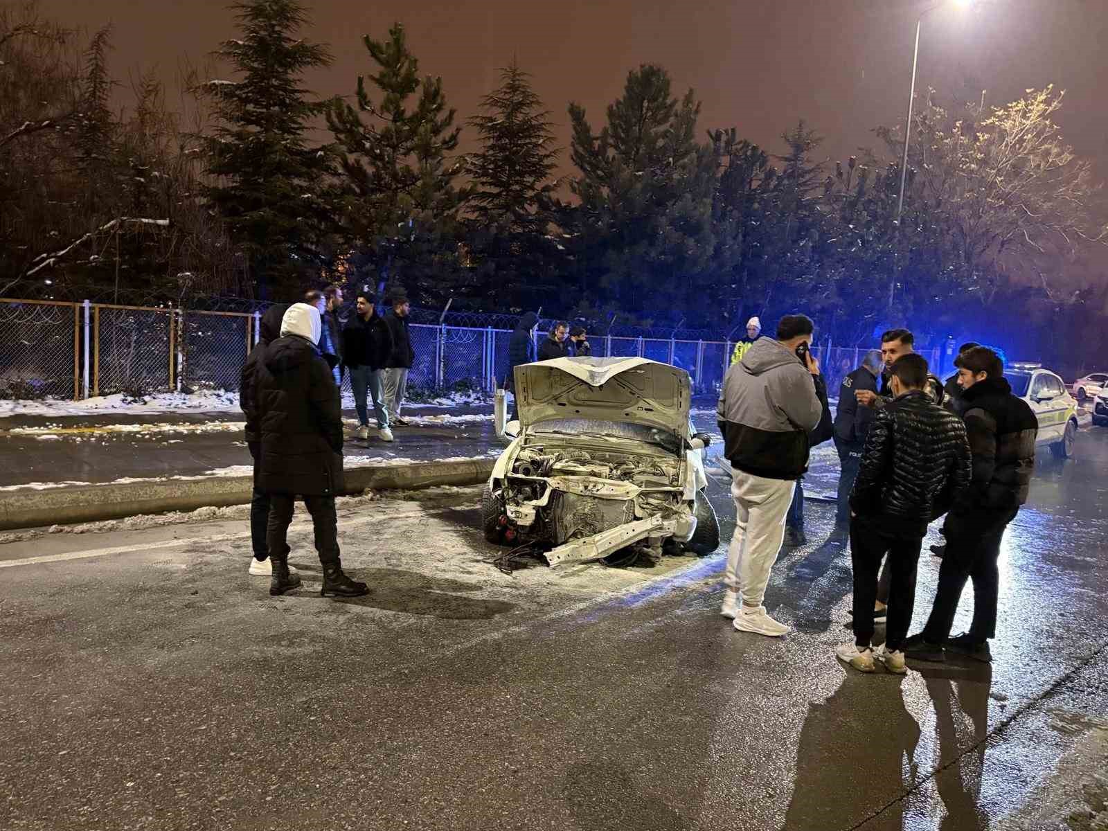 Pert olan otomobilden burnu kanamadan çıktı
