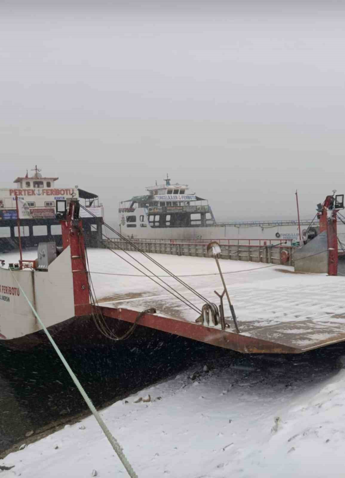 Pertek ve Çemişgezek feribotlarına kar ve sis engeli
