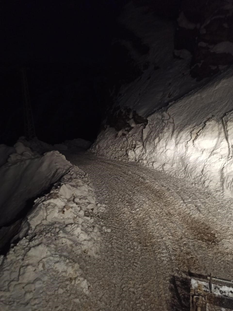 Pervari’de çığ düşen yol ulaşıma açıldı
