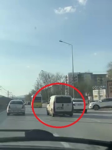 Peş peşe makas attı, trafiği tehlikeye düşürdü
