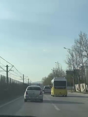 Peş peşe makas attı, trafiği tehlikeye düşürdü
