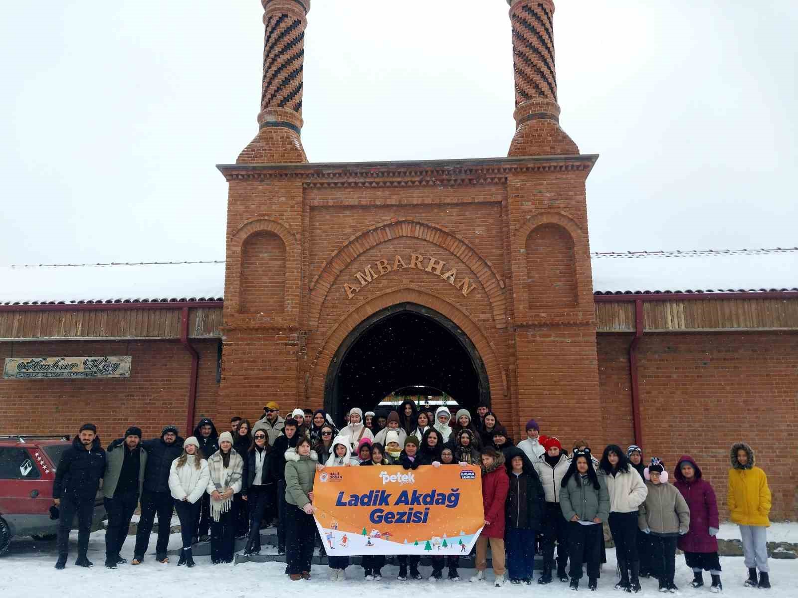 Petek gençle gençler Akdağ’ı keşfe doydu

