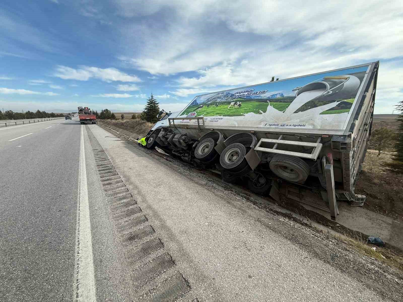 Peynir yüklü kamyon yan yattı
