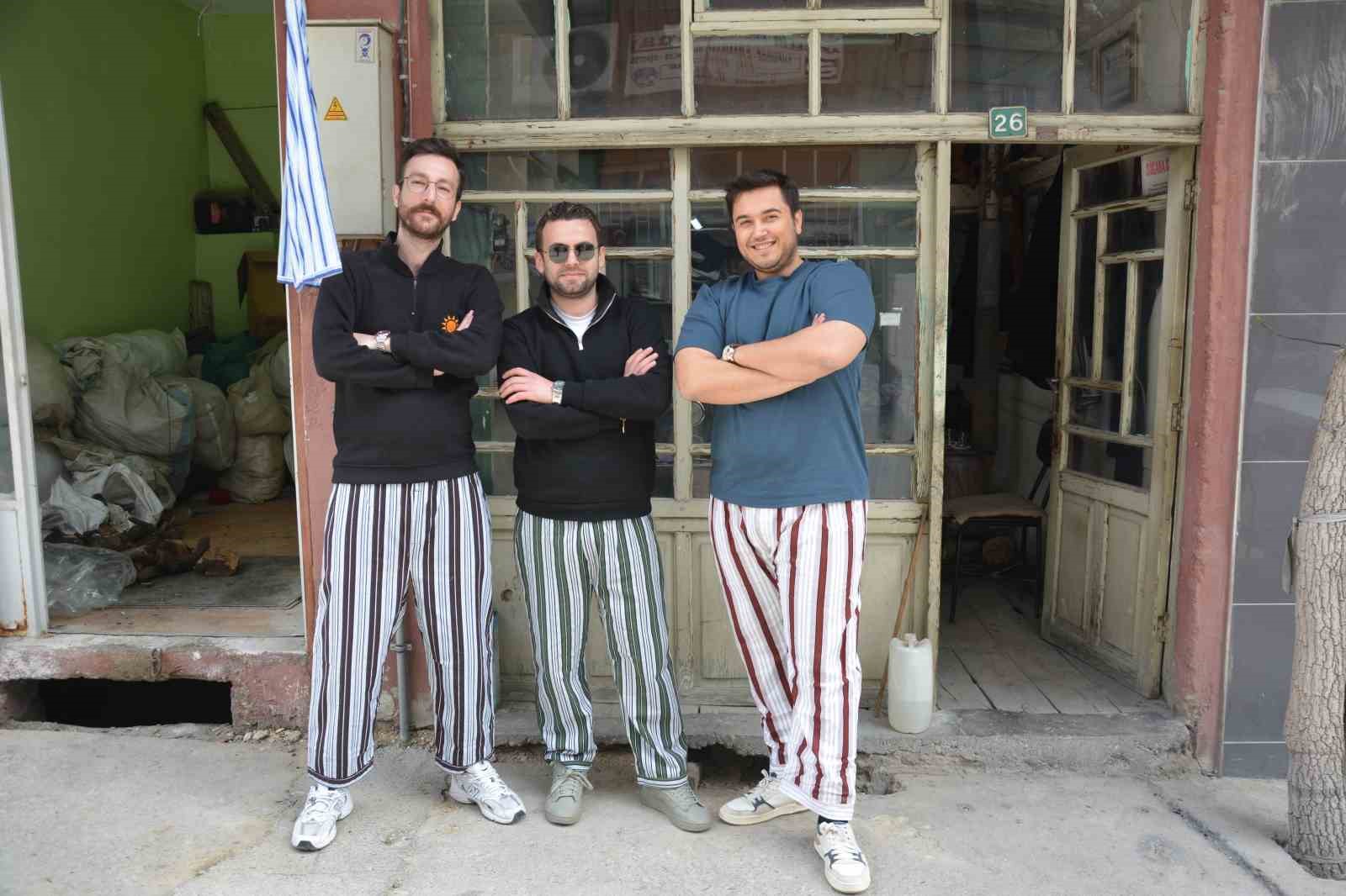 Pijamaları giyip geçmişe yolculuk yaptılar
