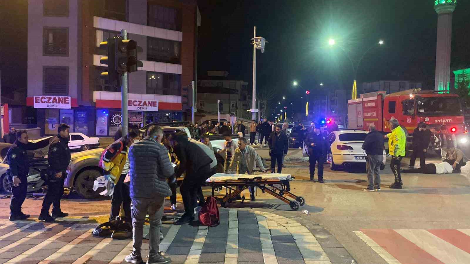 Pikap ile otomobilin çarpıştığı kazada ortalık savaş alanına döndü: 6 yaralı
