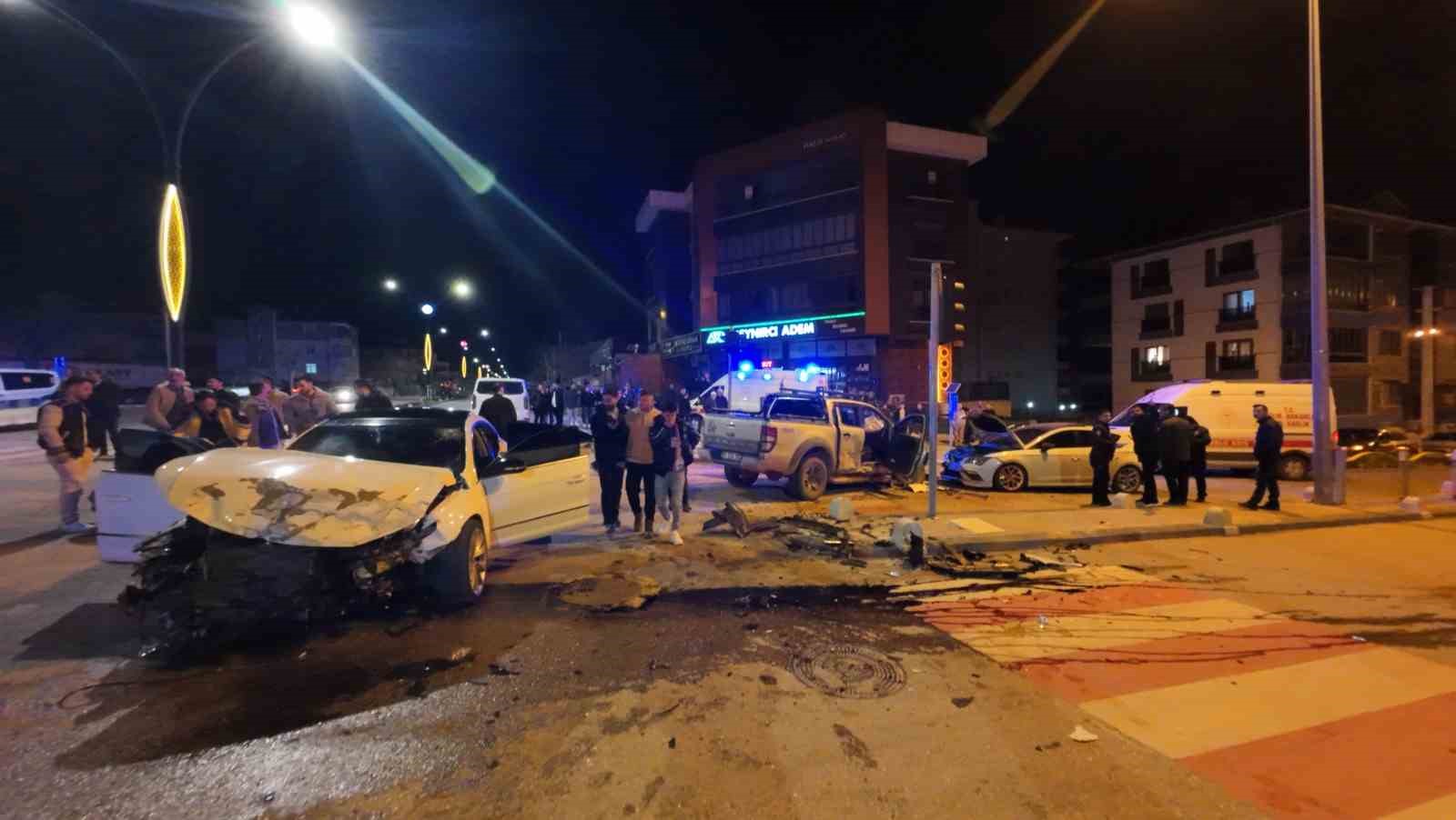 Pikap ile otomobilin çarpıştığı kazada ortalık savaş alanına döndü: 6 yaralı
