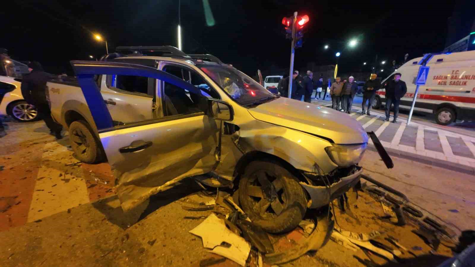 Pikap ile otomobilin çarpıştığı kazada ortalık savaş alanına döndü: 6 yaralı
