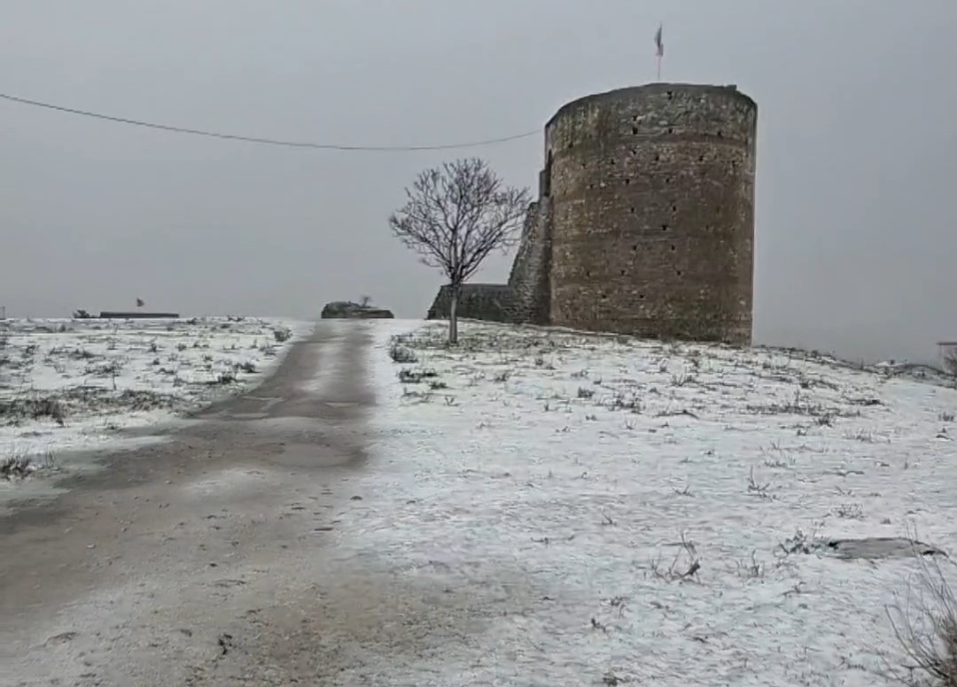 Pınarhisar’da gece fırtınası ilçeyi beyaza bürüdü
