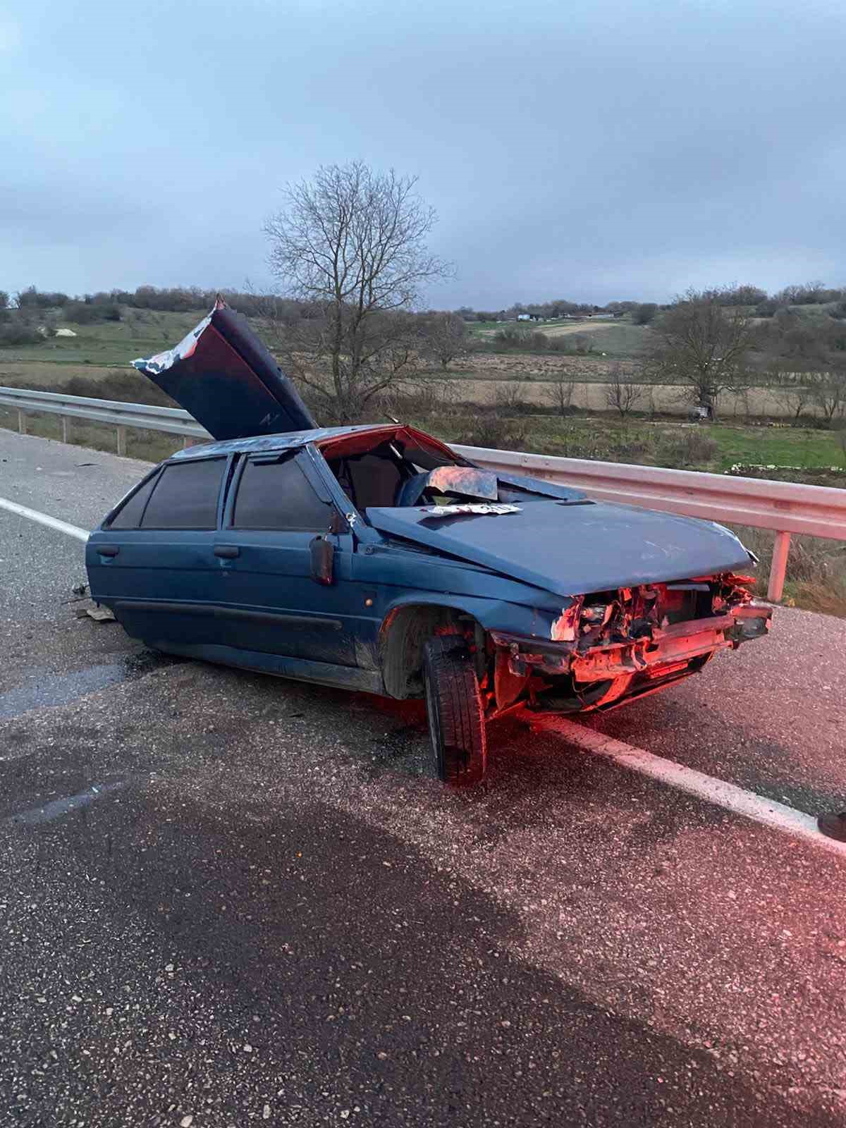 Pınarhisar’da otomobil bariyerlere çarpıp takla attı: 3 yaralı
