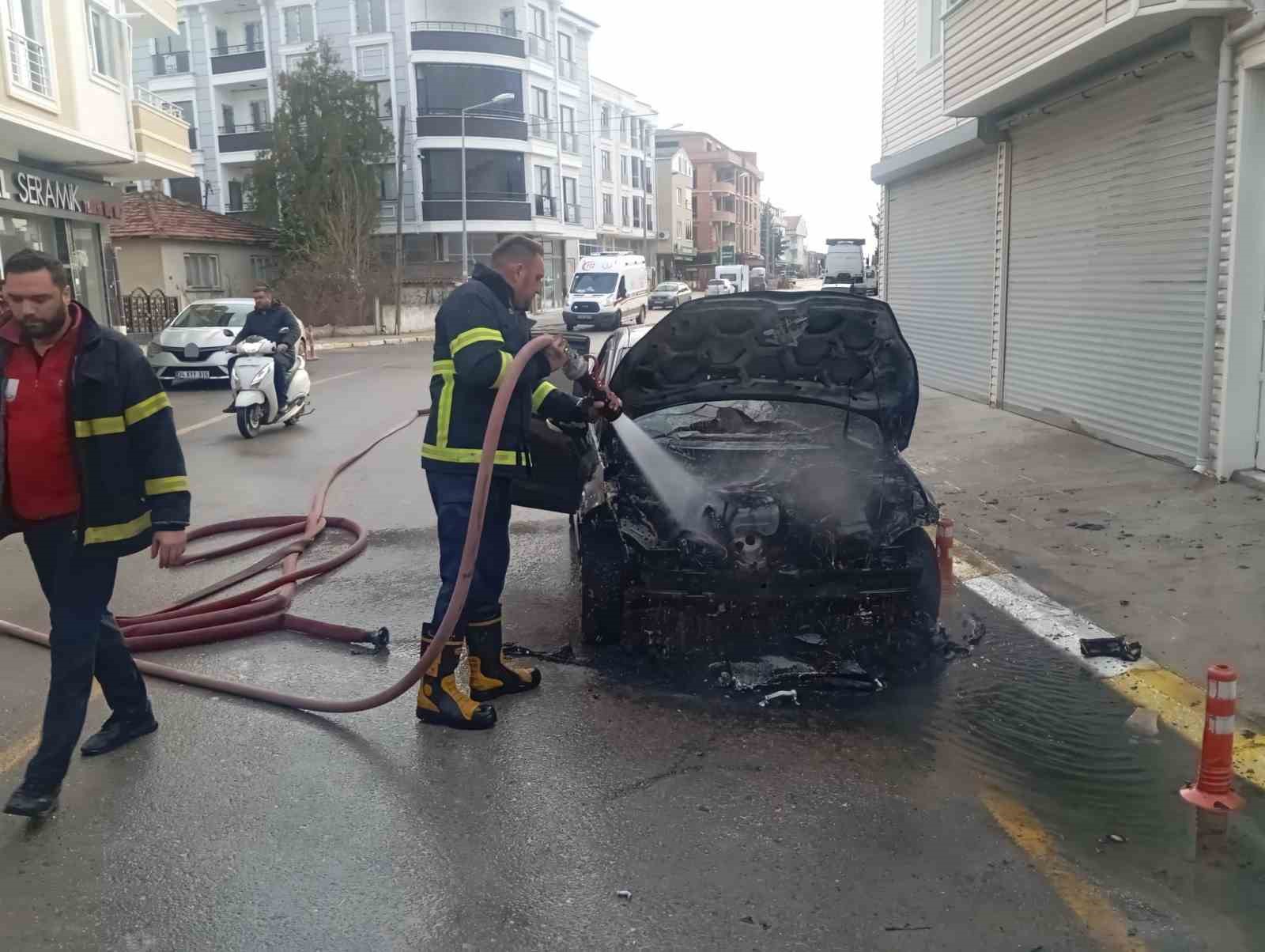 Pınarhisar’da park halindeki otomobil alevlere teslim oldu

