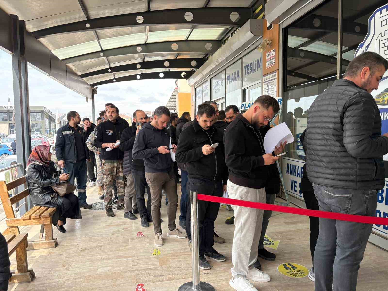 Plakasının yazı sitili standartlara aykırı olan sürücüler ceza yememek için plaka basım atölyesinde uzun kuyruklar oluşturdu
