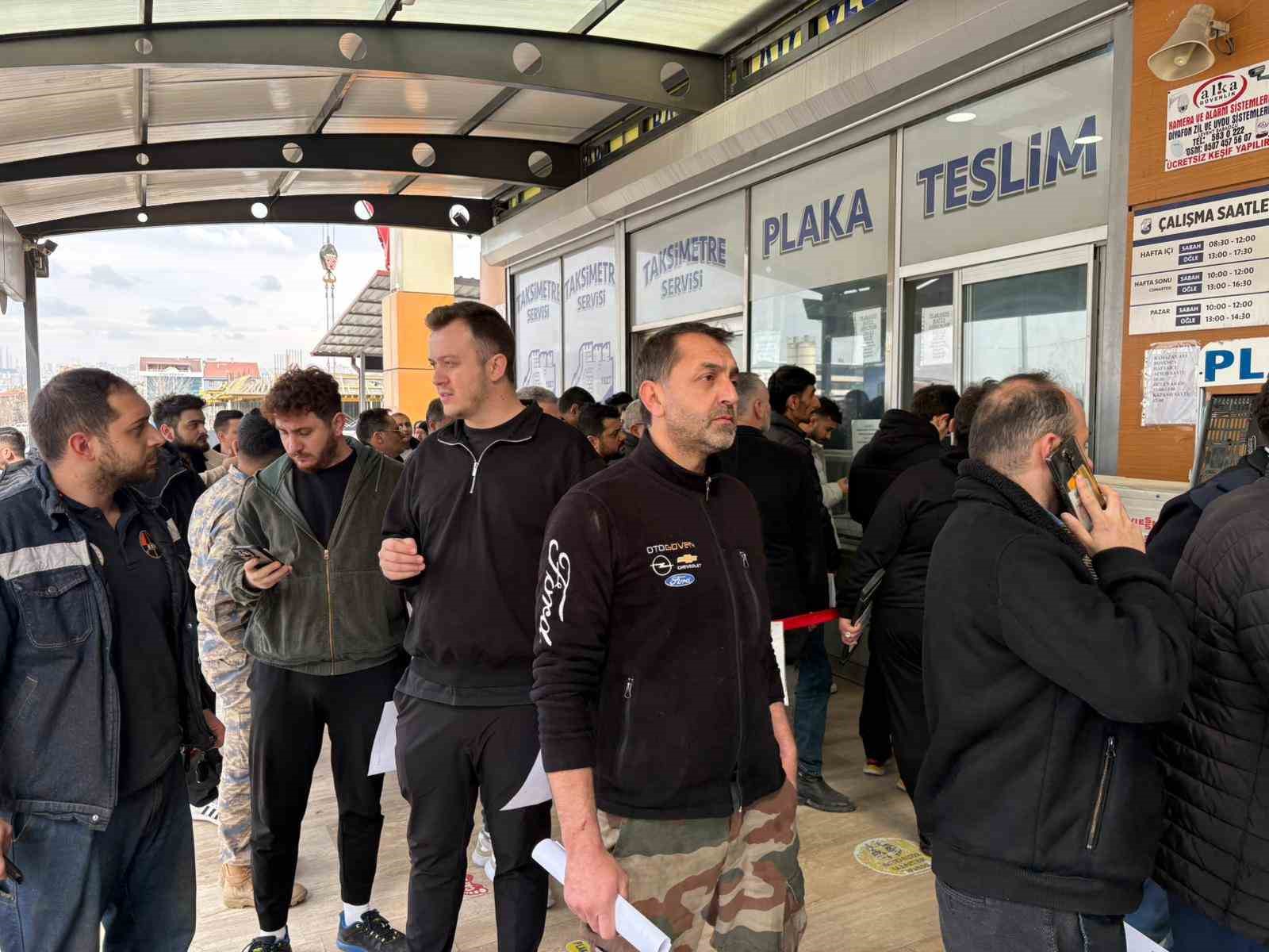 Plakasının yazı sitili standartlara aykırı olan sürücüler ceza yememek için plaka basım atölyesinde uzun kuyruklar oluşturdu
