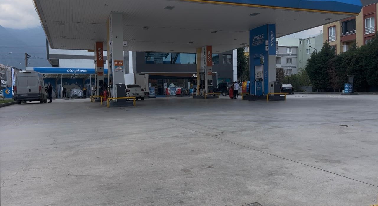 Plakayı okuyamadı, fişe "Putin" yazdı... Ruslara kahkaha attıran olay işsiz bıraktı
Plakayı okuyamadı, fişe "Putin" yazdı... Ruslara kahkaha attıran olay işsiz bıraktı