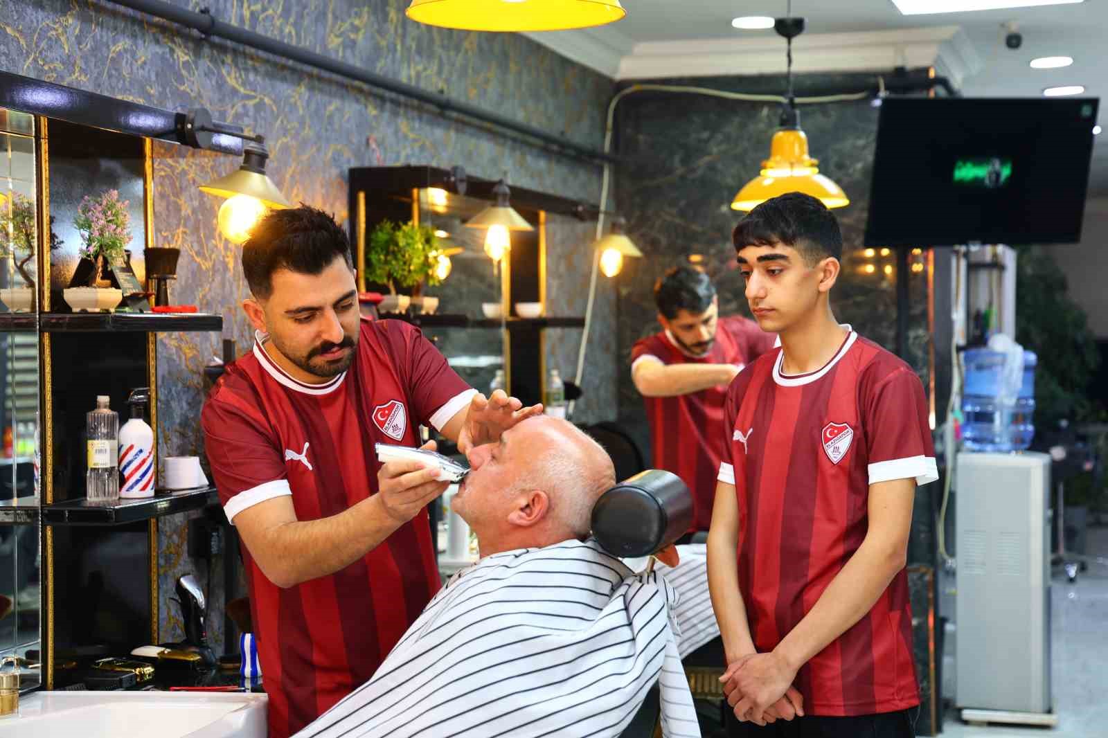 Play-off yolunda örnek hareket: Dükkanı bordo-beyaza boyadı, müşterilere forma dağıttı
