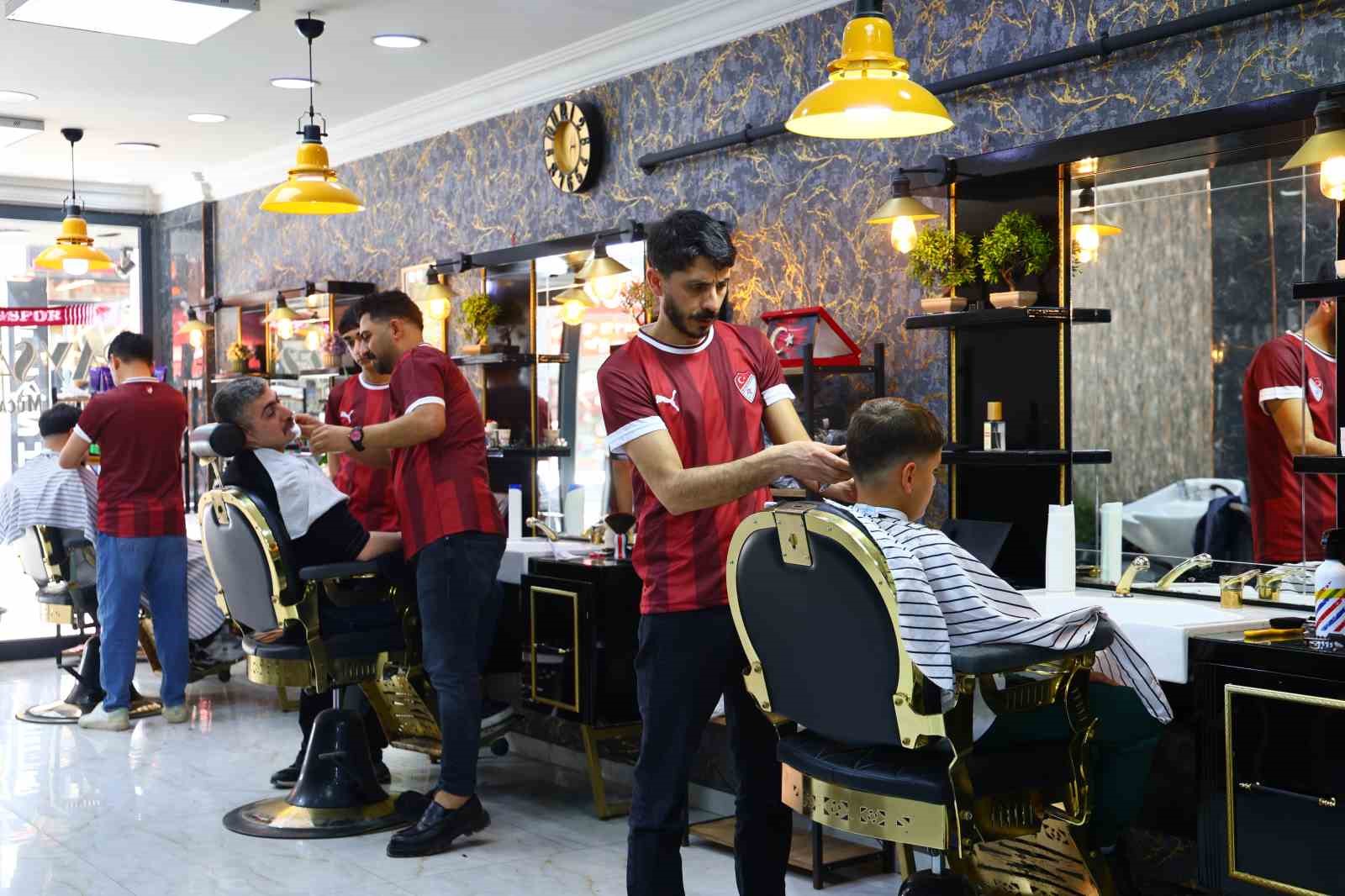 Play-off yolunda örnek hareket: Dükkanı bordo-beyaza boyadı, müşterilere forma dağıttı
