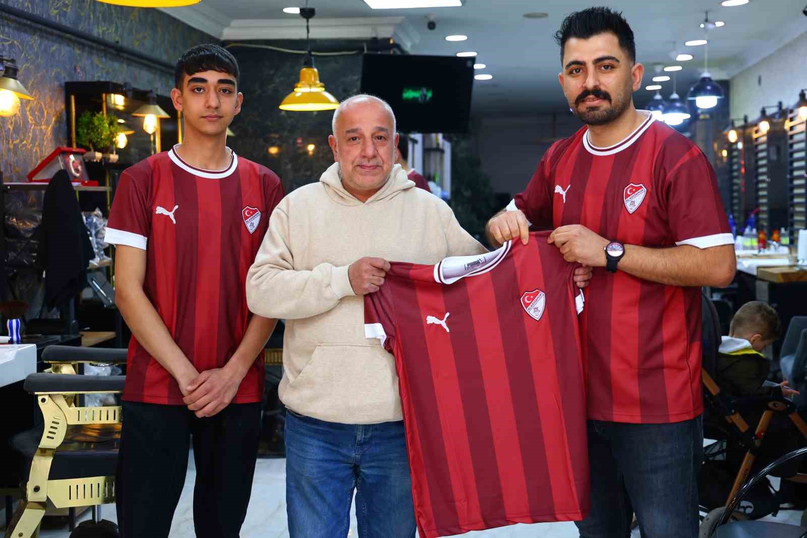 Play-off yolunda örnek hareket: Dükkanı bordo-beyaza boyadı, müşterilere forma dağıttı
