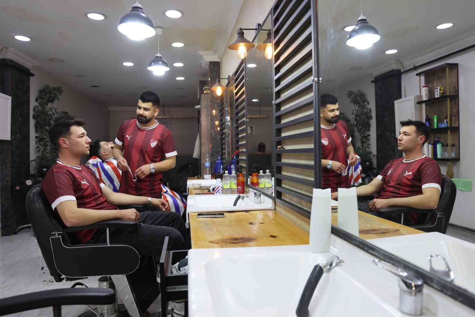 Play-off yolunda örnek hareket: Dükkanı bordo-beyaza boyadı, müşterilere forma dağıttı
