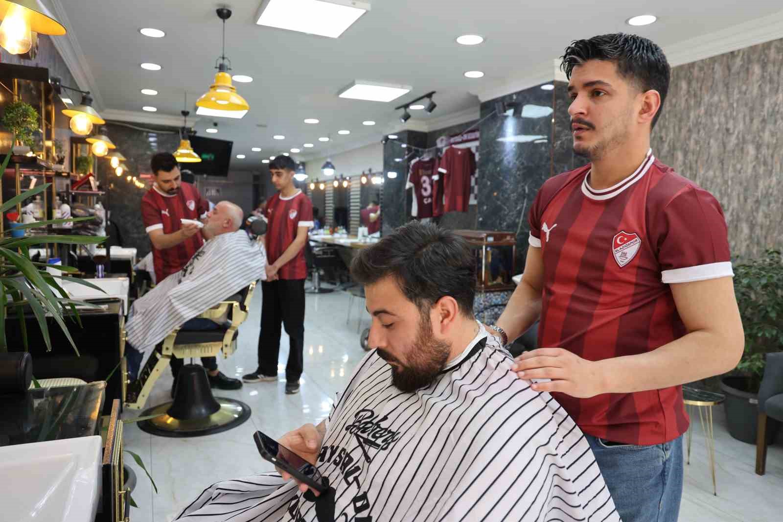 Play-off yolunda örnek hareket: Dükkanı bordo-beyaza boyadı, müşterilere forma dağıttı
